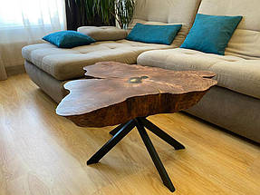 Заливка смолы производится вручную, подготовка декора, обработка застывшей столешницы тоже производится вручную. Получается, что каждое творение является авторской работой. Уже можно встретить мебель из эпоксидки с именными знаками. Каждый мастер сам