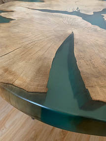 Журнальный стол в рабочем кабинете. Он обычно выполняется из массива, так как своим видом должен показывать статусность хозяина. Большая столешница обязательно должны быть выполнена на основе. 