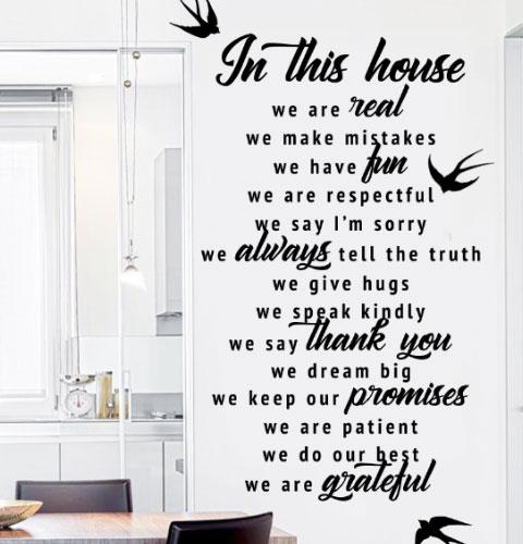 Текстова наклейка In this house 2 з птахами, (наклейка на стіну В нашому домі, стікер У нашому домі)