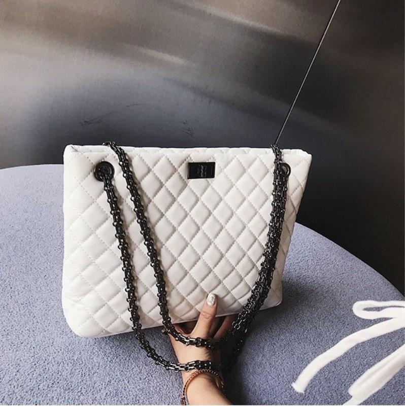Жіноча стьобана сумка на металевому ланцюжку, молочна, фото 1