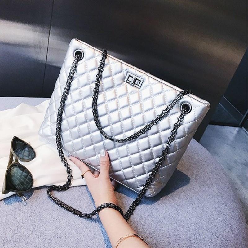 Жіноча стьобана сумка на металевому ланцюжку, срібного кольору, фото 1