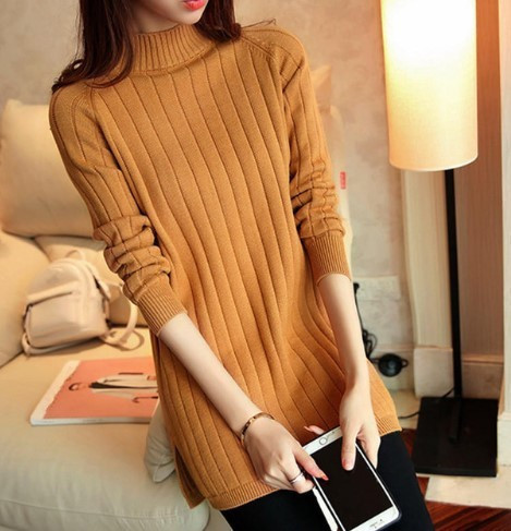 Подовжений жіночий теплий светр-туніка коричневого кольору