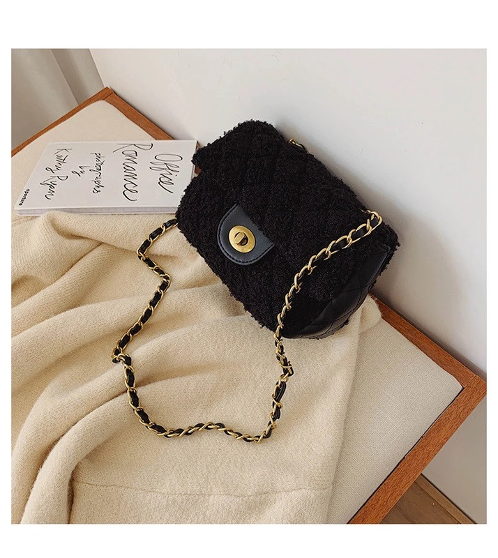Жіноча сумка-клатч з штучним хутром на ланцюжку, чорна, фото 1