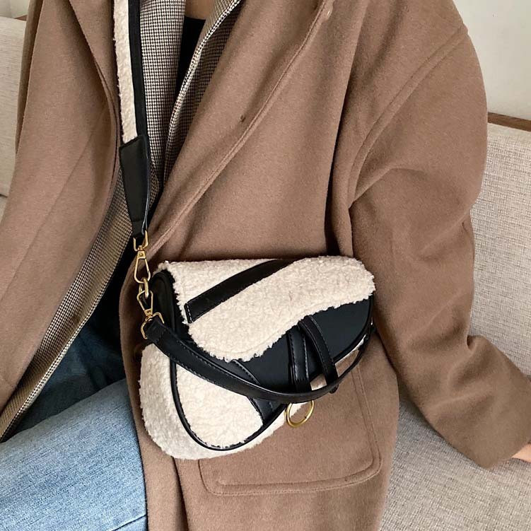 Сумка з штучним хутром оригінальної форми, чорна, фото 1