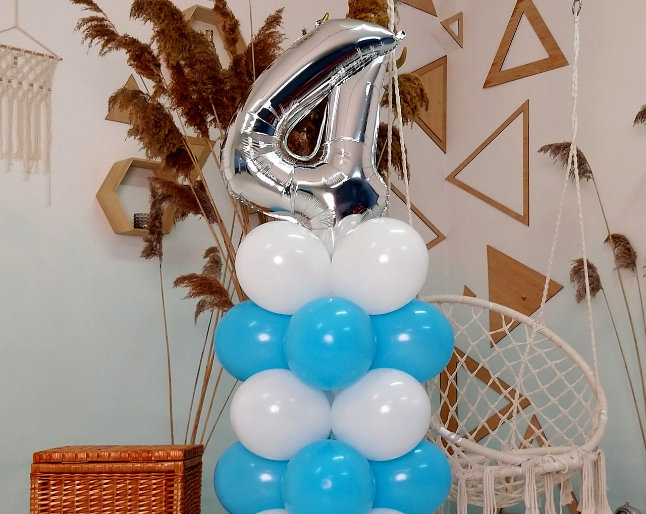 Композиція з повітряних кульок "Стійка з цифрою "4" Насос у комплекті