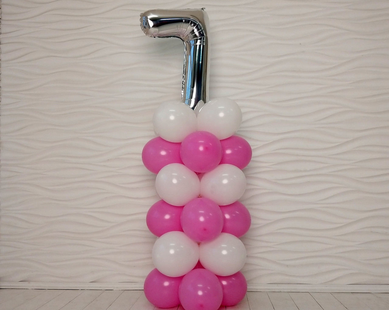 Композиція з повітряних кульок "Стійка з цифрою "7" (біло-рожевий)
