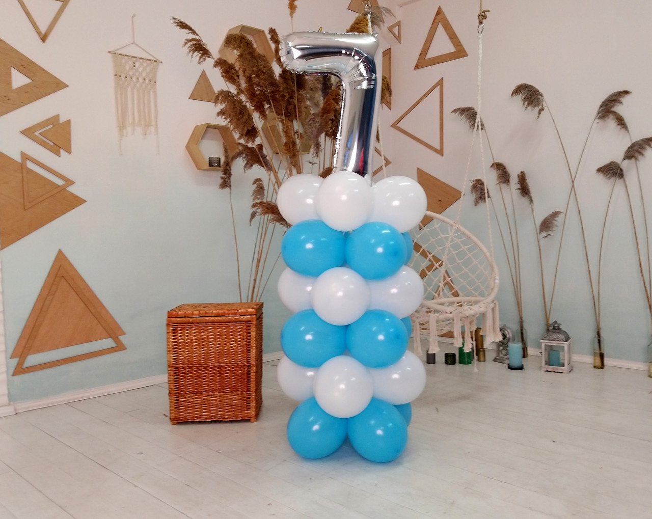 Композиція з повітряних кульок "Стійка з цифрою "7" біло-блакитна на день народження хлопчика