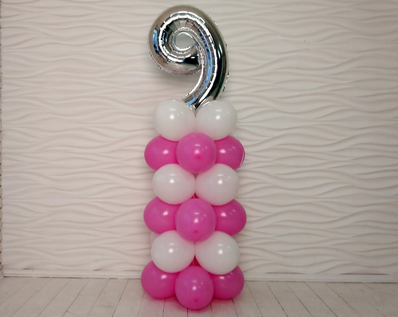 Композиція з повітряних кульок "Стійка з цифрою "9" (біло-рожевий)