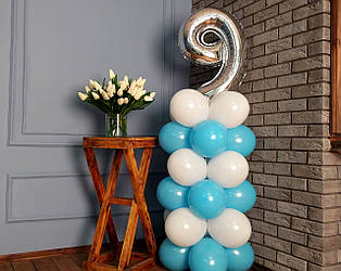 Композиція з повітряних кульок "Стійка з цифрою "9" біло-блакитна на день народження хлопчика