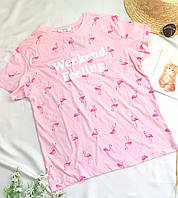 Розовая женская футболка с фламинго