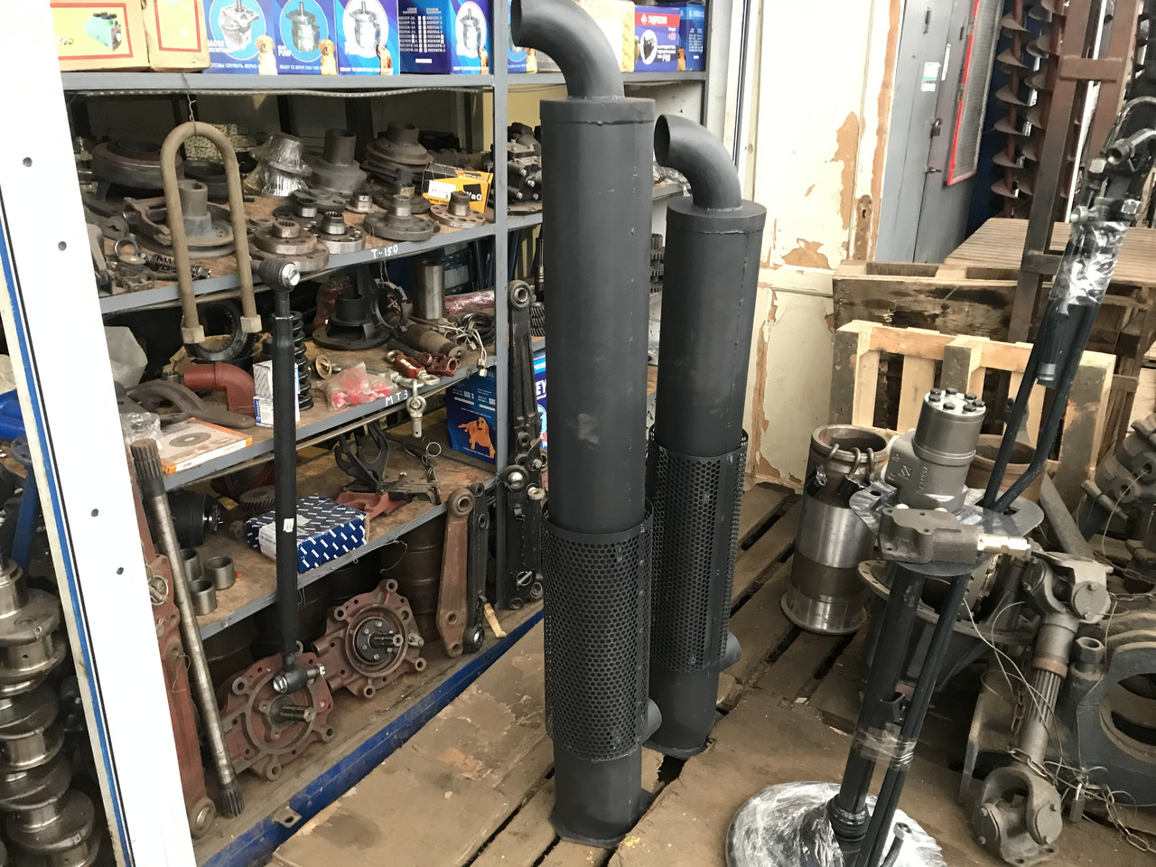 Глушник Т-150 170.10.012 вертикальний, без екрана, фото 1