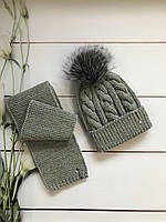 Зимний вязаный тёплый набор шапочка и шарф с натуральным меховым бубоном ручной работы для мальчика и девочки.