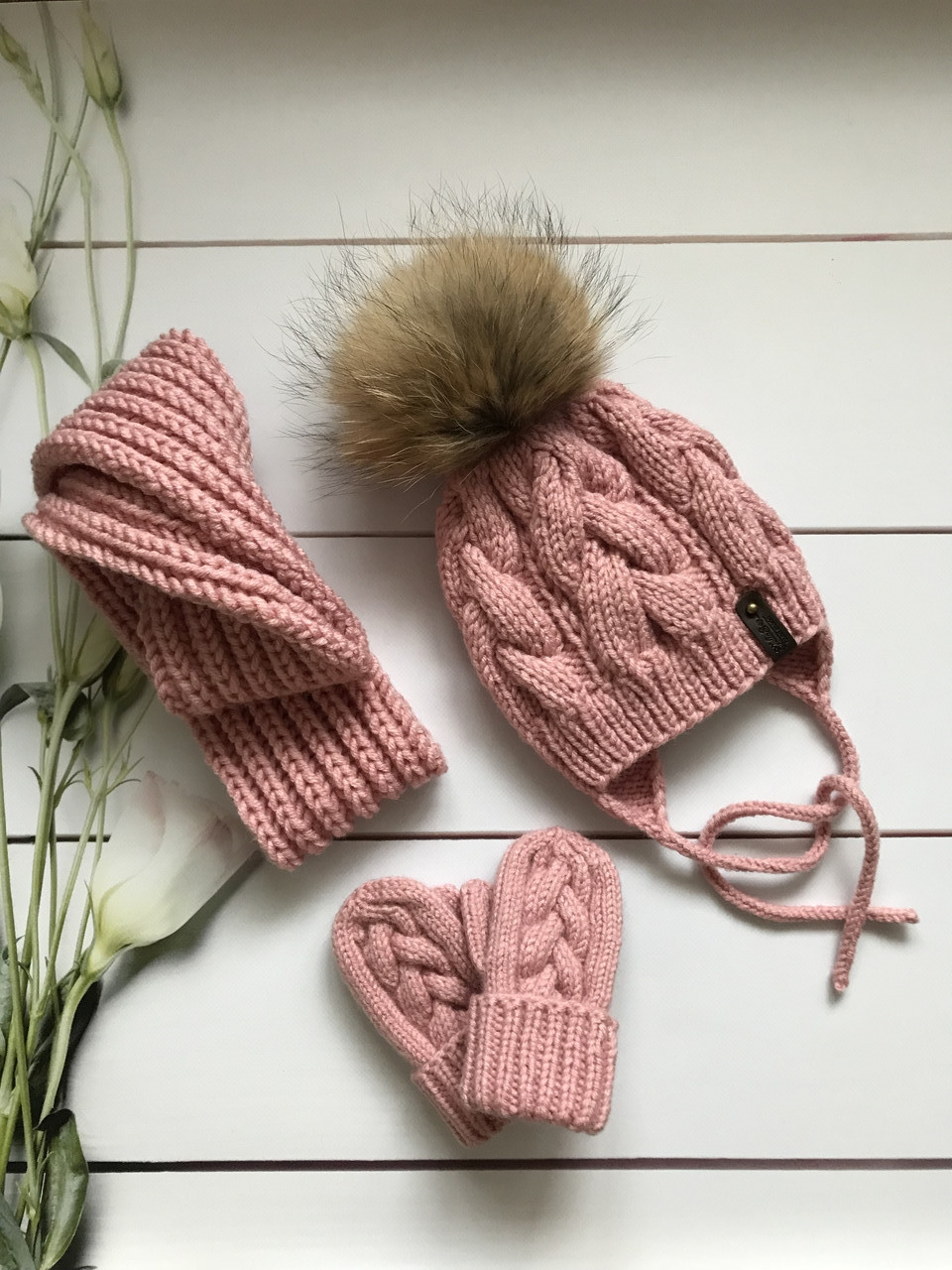 Зимовий в'язаний теплий набір шапочка та хомут рукавиці ручної роботи для дівчинки.