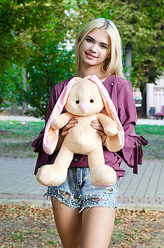 Плюшевий зайчик Мая 60 см. Медовий