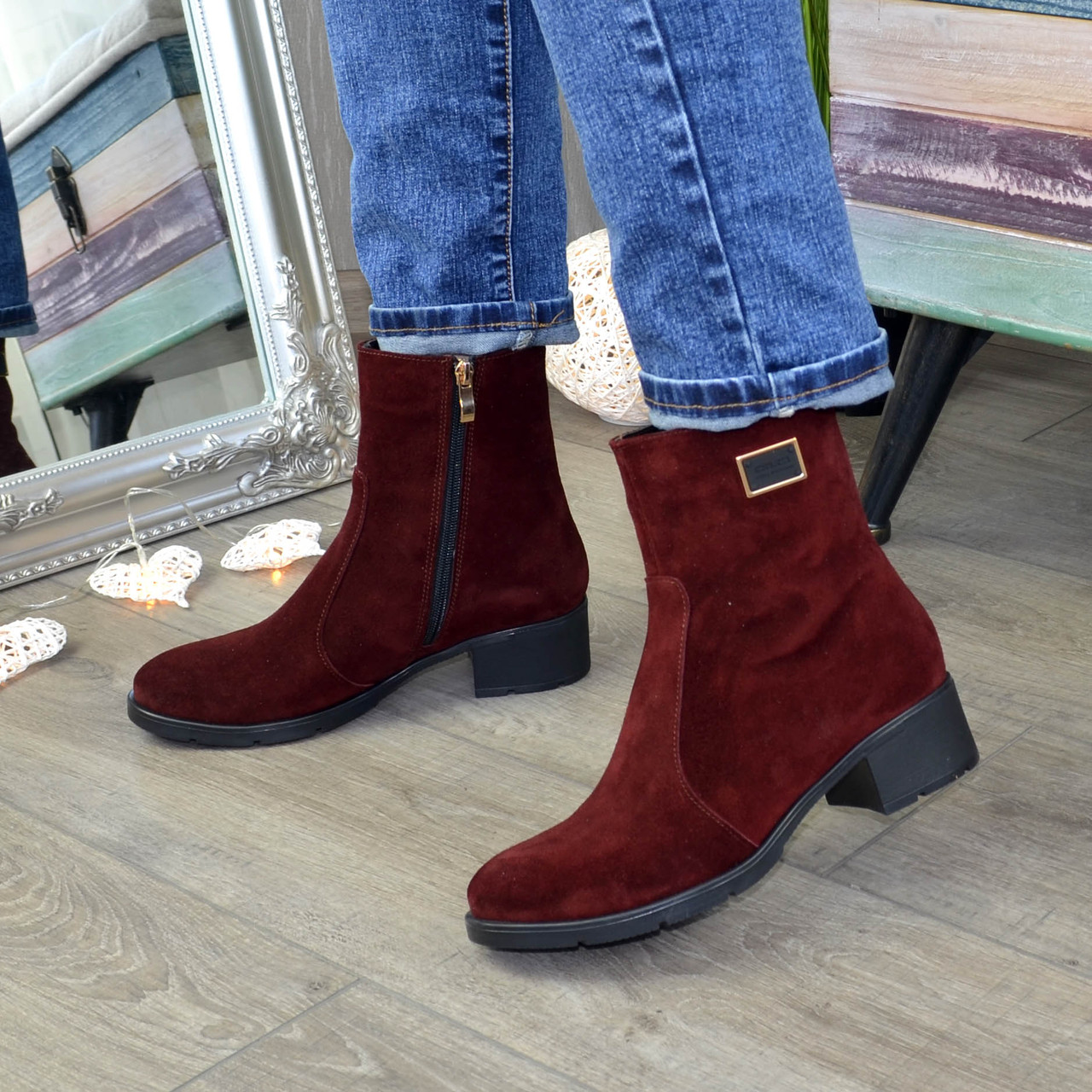 Жіночі замшеві туфлі на стійкому каблуці, декоровані фурнітурою. Колір бордо, фото 1