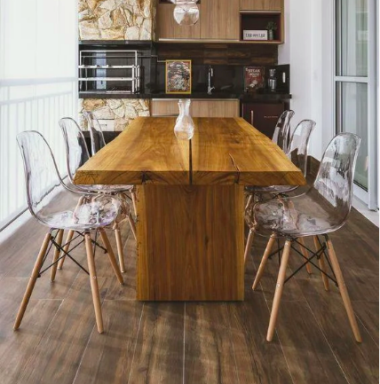 Прозрачный стул Tower SDM acryl на деревянных ножках_фото в интерьере кухни