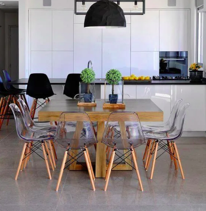 Прозрачный стул Tower SDM acryl на деревянных ножках_фото в интерьере обеденной зоны