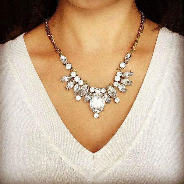 Красива прикраса на шию з камінцями
