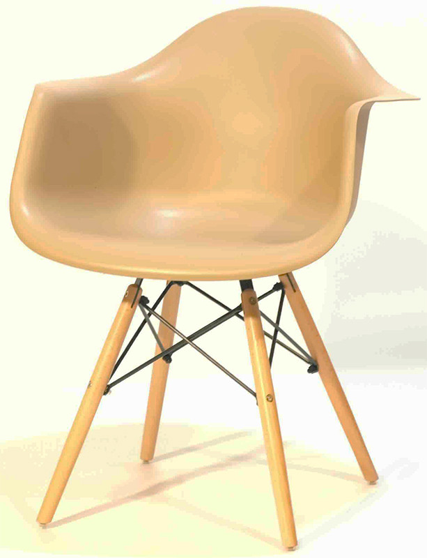 Дизайнерське крісло Leon бежеве, дерев'яні букові ніжки DAW armchair Charles Eames, у стилі лофт