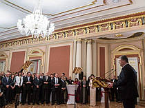 Стрейч Чехлы на Коктейльные столы размером 80/110 в Белом цвете в центральном зале Церемонии открытия Мариинского Дворца в Киеве. Для эффектности добавлена красная атласная лента с бантом в приталенной части чехла и Первая Леди страны))) 2016 год