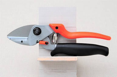 Секатор Lowe 6.109 з коваделцем та поворотним руків'ям - Льове 6.109