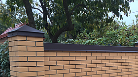 Ковпаки та парапет на забір будиночком двоскатні та чотирискатні металеві