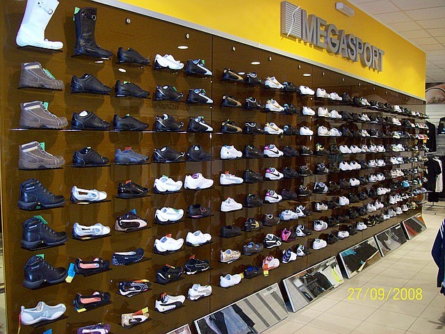 Стеклянный выставочный стенд для обуви магазин Мегаспорт - фото 1 - id-p1426630