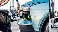 Робот Aiways Carl представил автономную зарядку электрокара