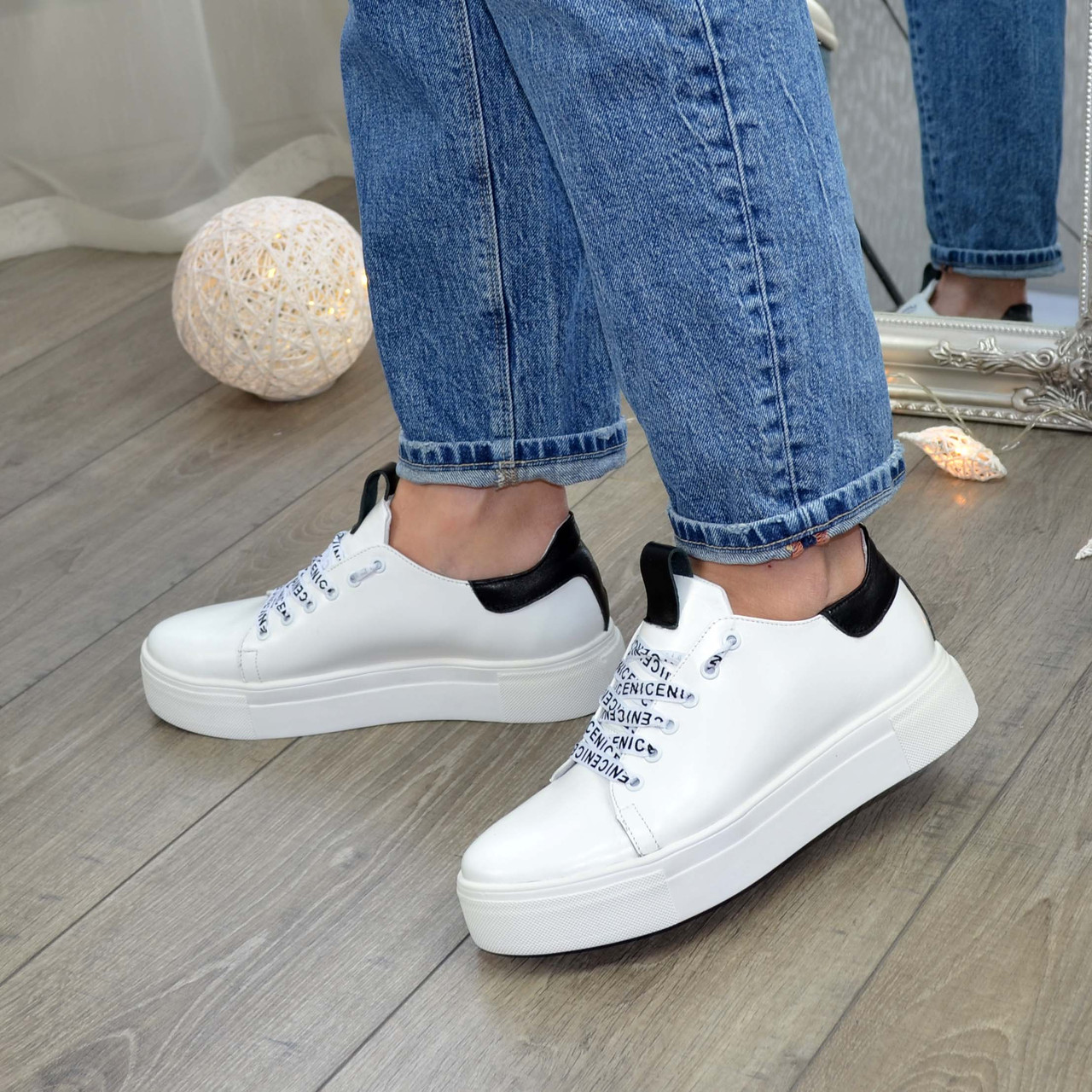 Кеди жіночі шкіряні на товстій підошві, колір білий/чорний, фото 1