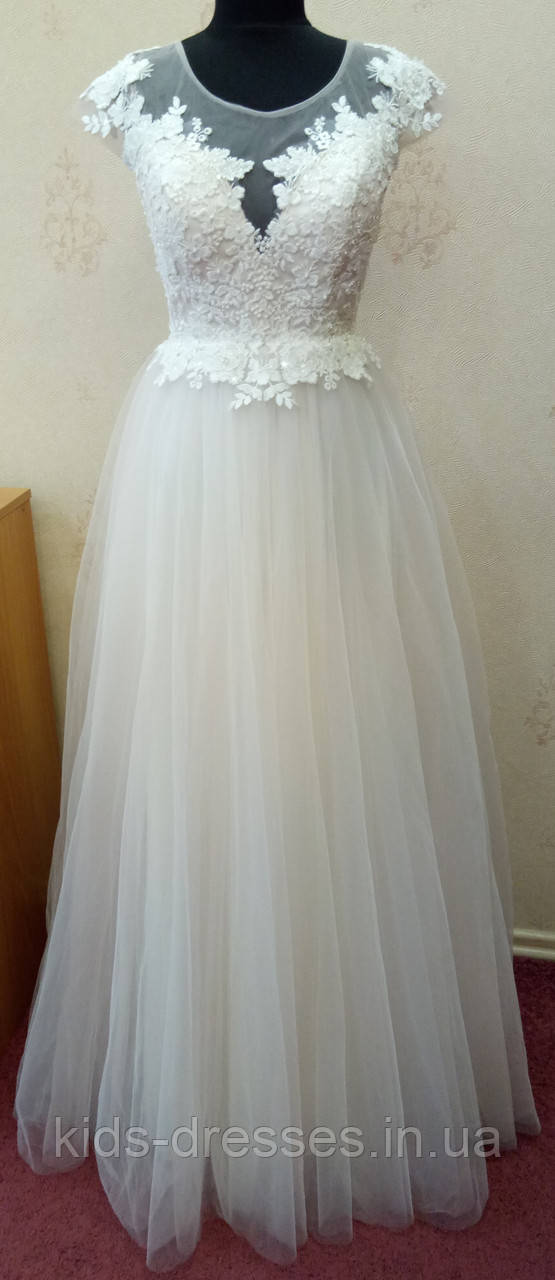 Стильна пудрова весільна сукня з вишивкою і коротким рукавчиком-японкою, розмір 46