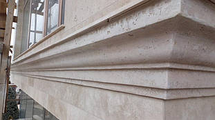 карниз межэтажный под травертирн - имитация той плитки, которая используется на фасаде