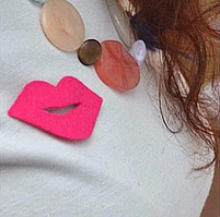 Розпродаж! Весільна бутоньєрка Губи з фетру для подружок Нареченої