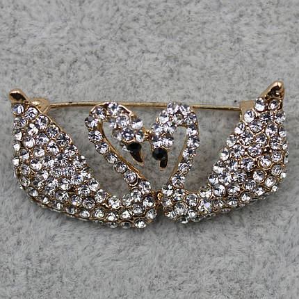 Брошка металева на золотистій основі два лебеди з білими кристалами розмір виробу 37х20 мм, фото 1