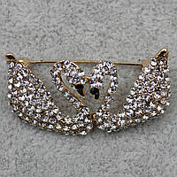 Брошка металева на золотистій основі два лебеди з білими кристалами розмір виробу 37х20 мм