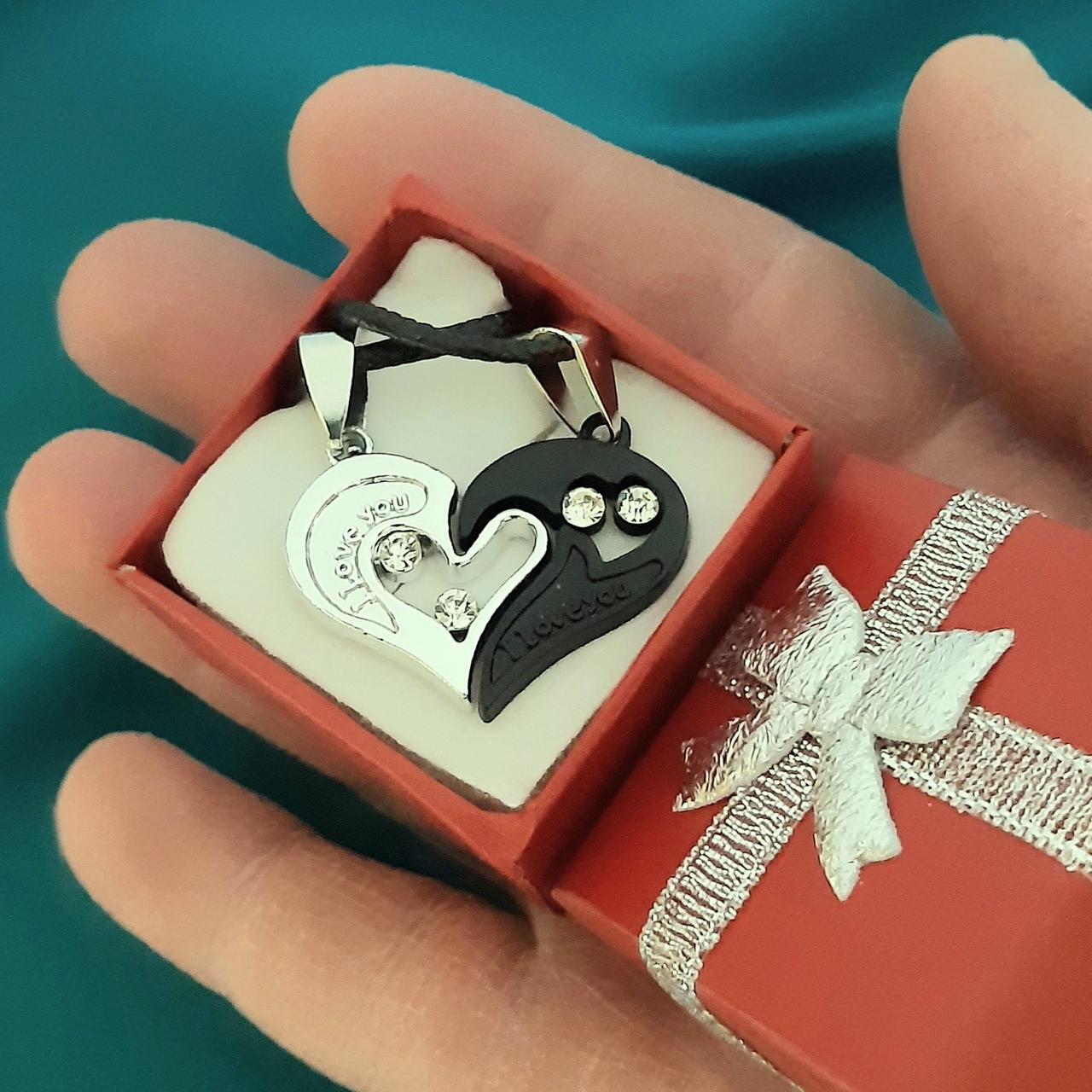 Подарунок дівчині - парний кулон серце для закоханих гравірування "I Love you" колір срібло і титан в коробочці