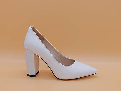 Білі шкіряні туфлі на підборах. Розміри: 34.