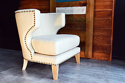 Крісло м'яке з дерев'яними ніжками