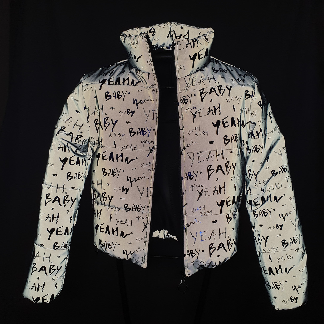 Рефлективна куртка з світловідбиваючої тканини з принтом, розміри з 38 по 48, модель вик.Літера