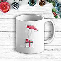 Білий кухоль (чашка) з новорічним принтом Дівчина стоїть на подарунку