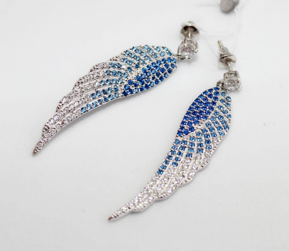 Срібні сережки-підвіски на закрутці з біло-блакитними фіанітами Крила, фото 1