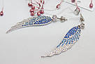 Срібні сережки-підвіски на закрутці з біло-блакитними фіанітами Крила, фото 2