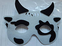 Детская маска из фетра Корова 14 на 16 см черно-белый
