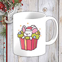 Белая кружка (чашка) с новогодним принтом Мышонок и подарок