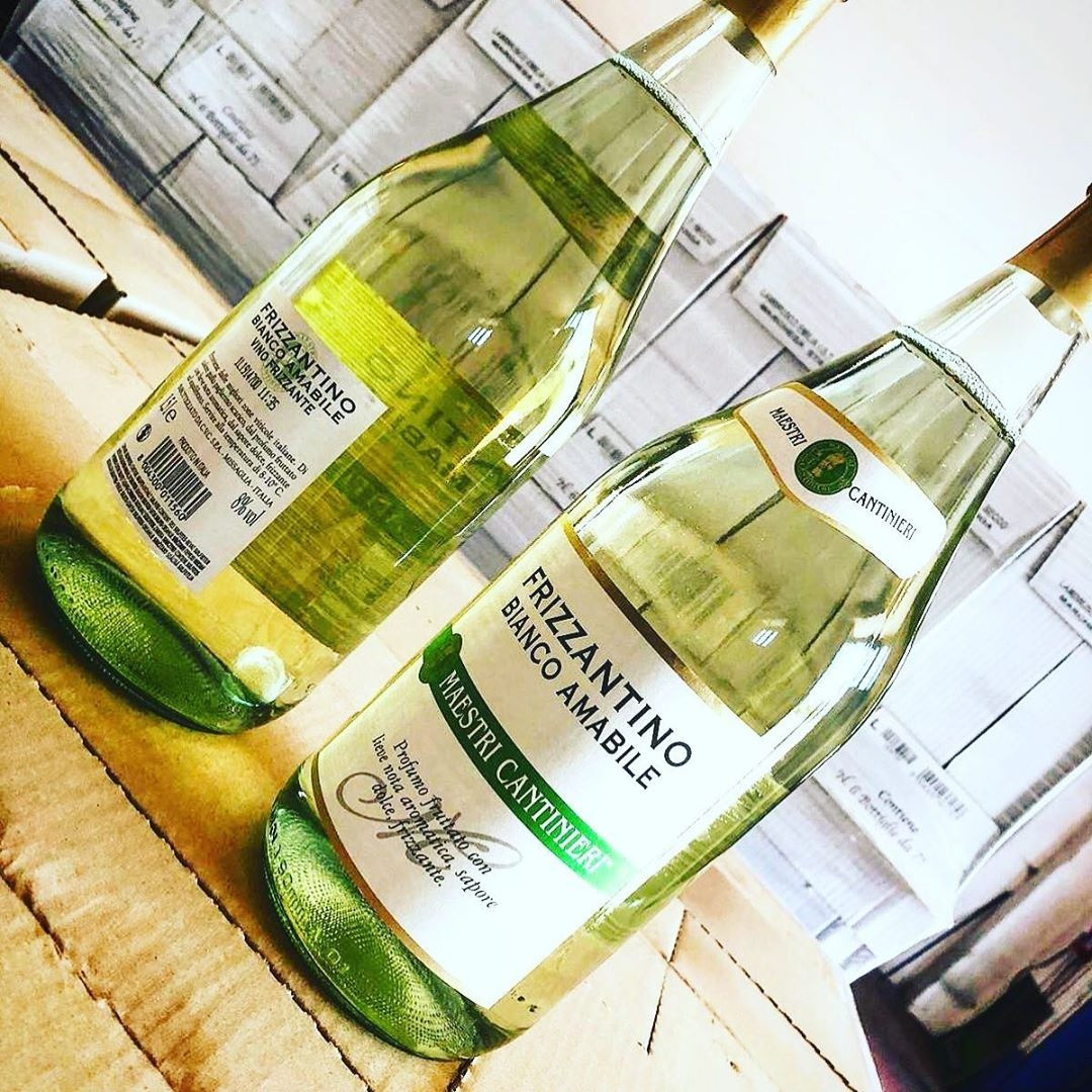 Вино біле ігристе Maestri Cantinieri Frizzantino Bianco напівсолодке 8,0% 1,5 л (6шт/1 ящик)