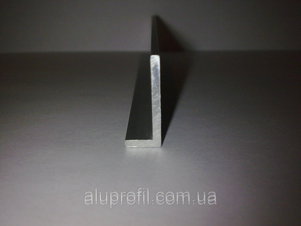 Алюмінієвий профіль — кутник алюмінієвий 20х6х1,5 Б/П