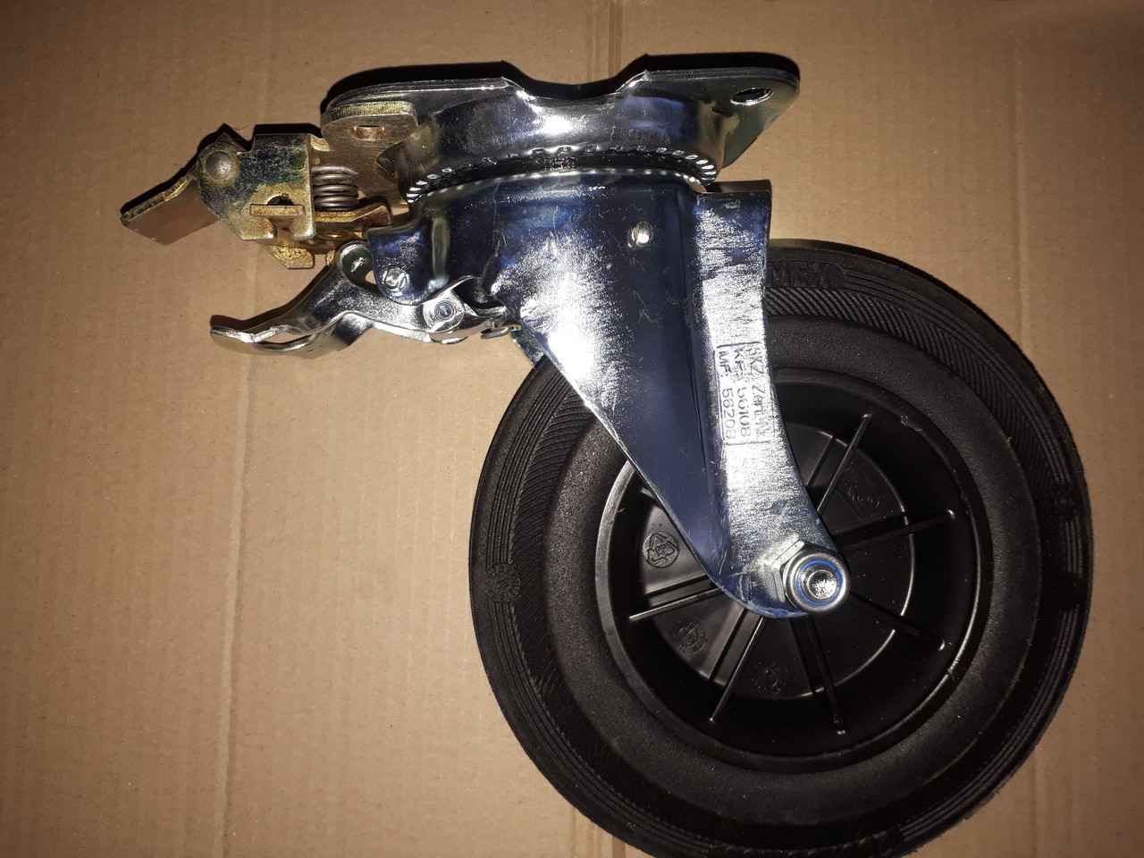 Купить Колесо поворотне 200 мм. на платформі для контейнерів з тормозом ...