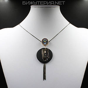 Підвіска на шию золотистого кольору з кристалом, що переливається, з чорним елементом і висулькою довжина 70 см