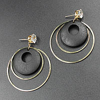 Серьги женские гвоздики двойное кольцо золотистого цвета со стразами и деревянными элементами размер 5 cм