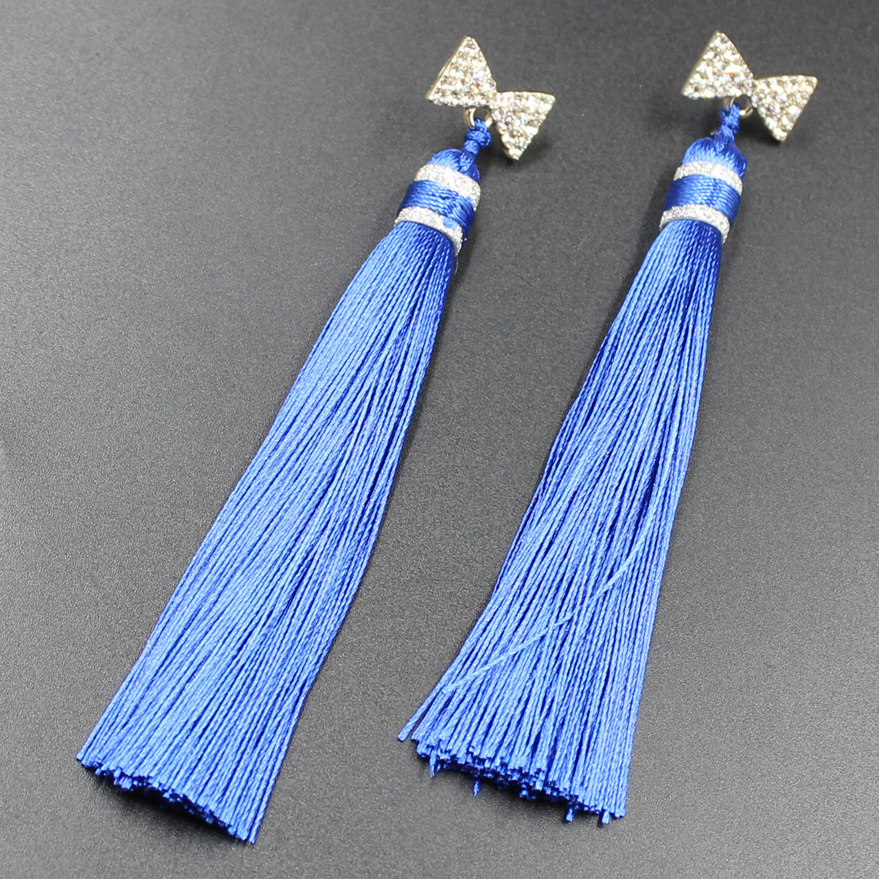 Сережки пензля гвоздики бантики в стразах сріблястого кольору довгі об'ємні лазурного кольору довжина 11 см