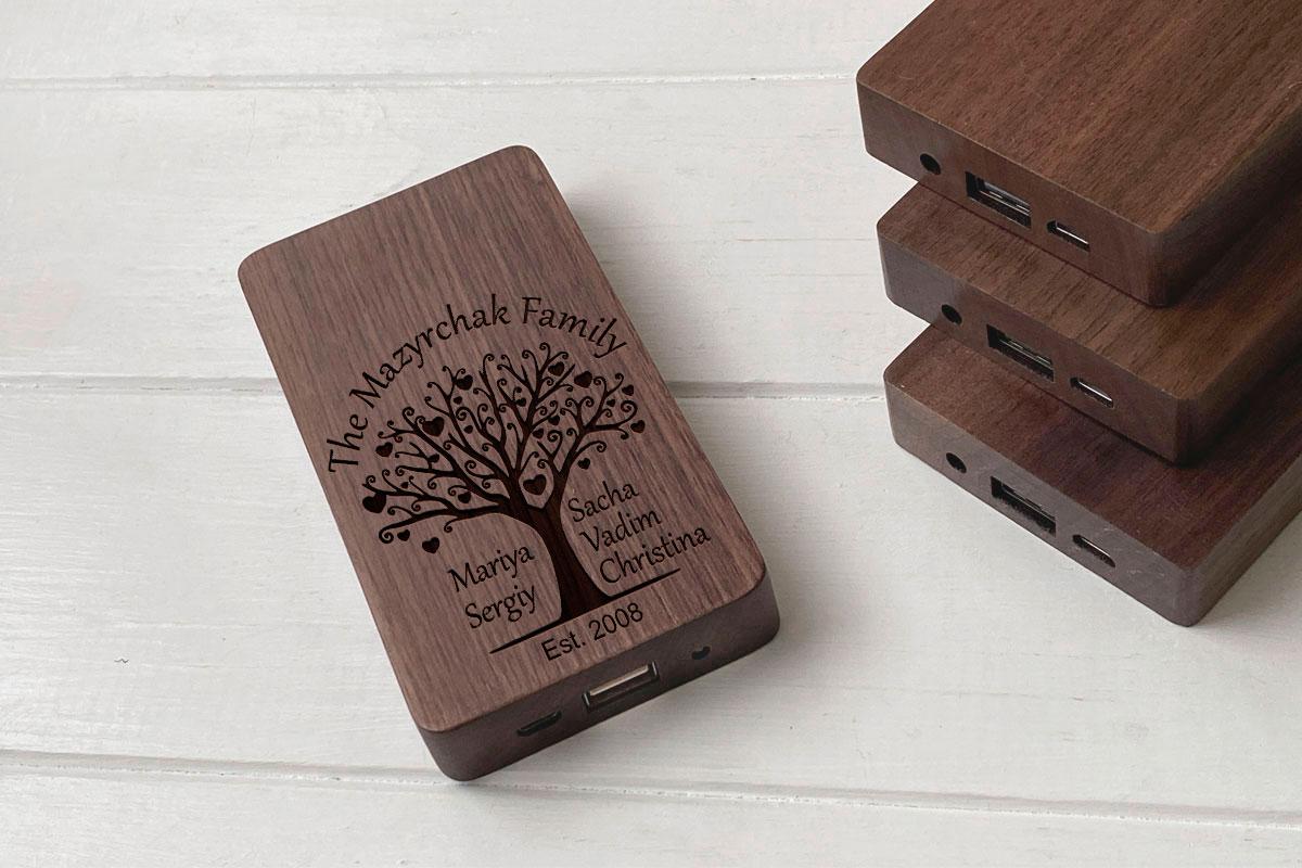 Дерев'яний зовнішній акумулятор Американський горіх з гравіюванням Family tree подарунок